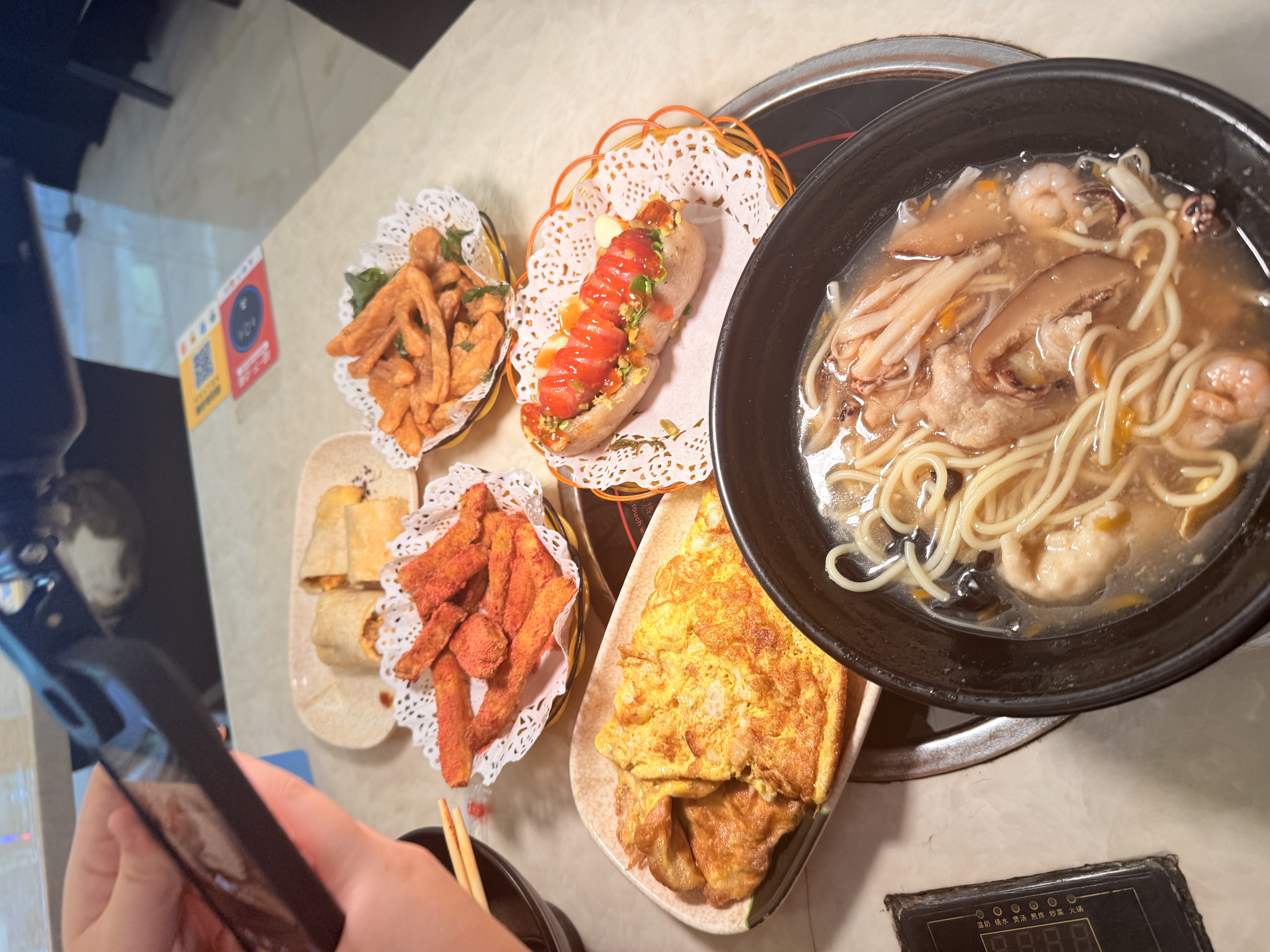 滿桌台灣小吃