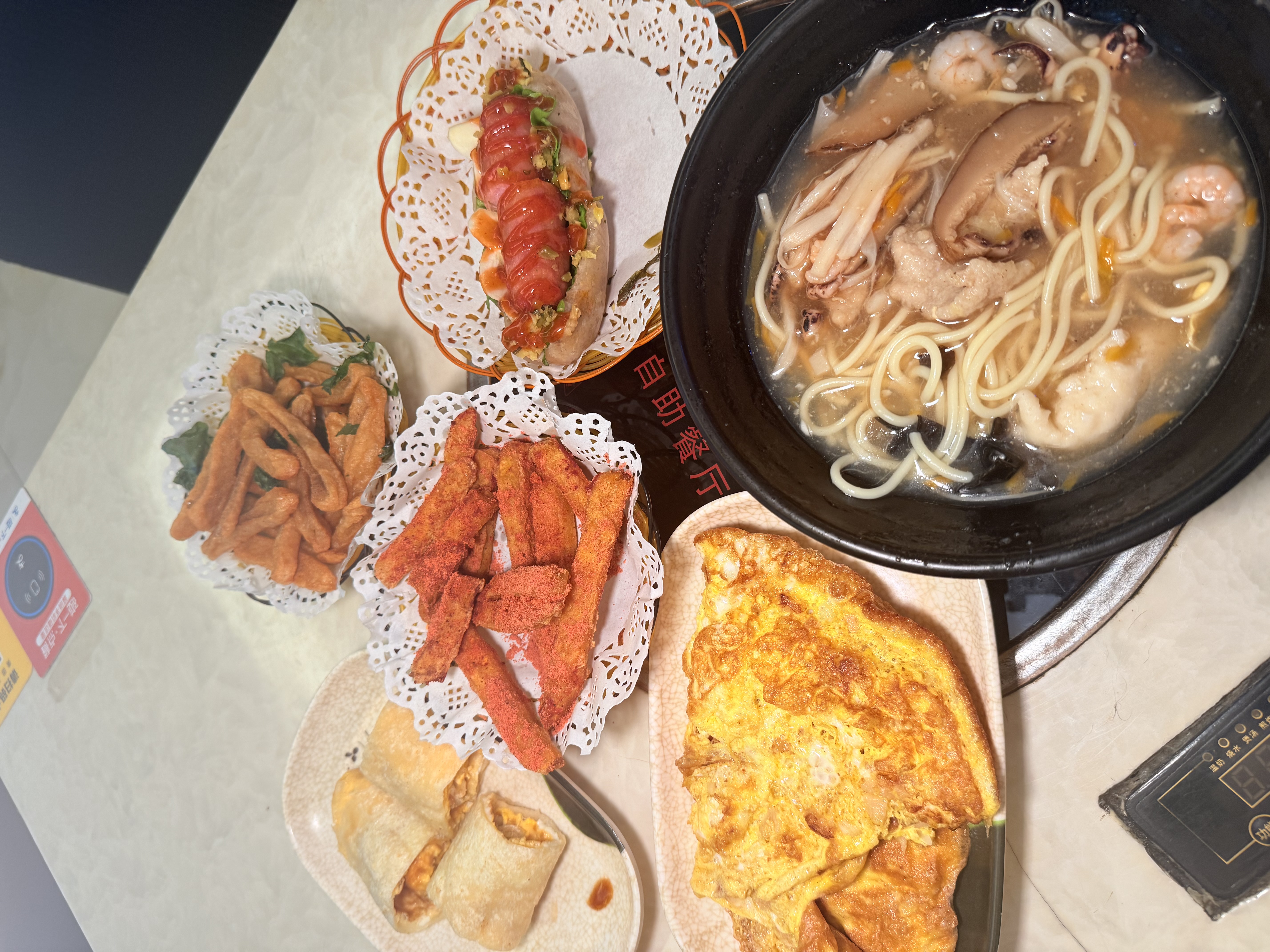 滿桌台灣小吃